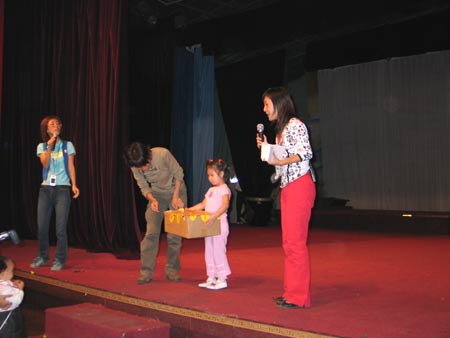 图文:为大家服务的小义工_网友聚会集锦_亲子