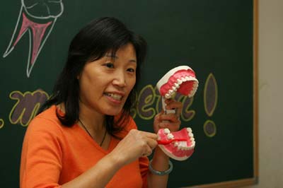 校园口腔活动:牙齿的结构这样的(图)
