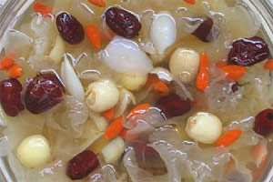 产后食谱:银耳莲子红枣汤