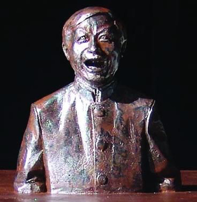 易中天获赠杯具印章:不弱智当不上领导