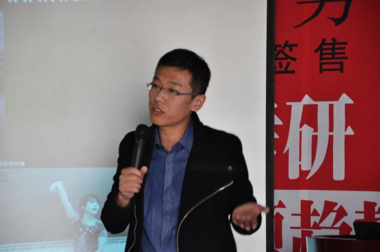 新东方喜剧王刘一男边唱边跳推新书(图)