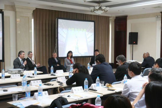 American experts introduce investment experience to Chinese entrepreneur