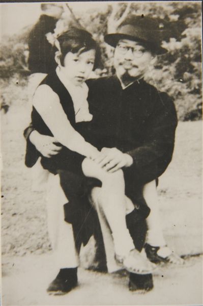 1938年,许燕吉和父亲许地山。1935年,许地山