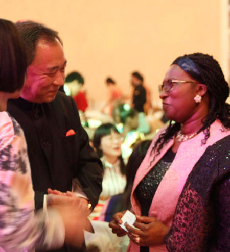 中国世界和平基金会主席、北京国际和平文化基金会秘书长李若弘在与加纳使馆公使衔参赞夸媞女士交流中，就文化、经贸、教育、健康等领域达成共识，愿以“和平+1”的外交模式开展合作，促进两国人民友谊的发展