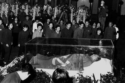 群众前来悼念毛泽东主席