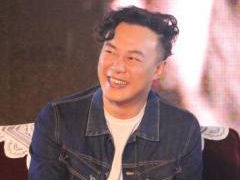 陈奕迅称未签约窦靖童