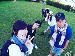 阿妹和友人拍照躲身后