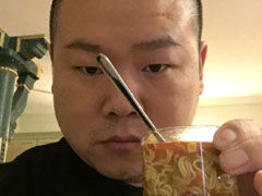 岳云鹏饿疯了半夜泡面