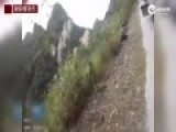 实拍警方抓捕毒贩 打斗中双方滚下20米峭壁