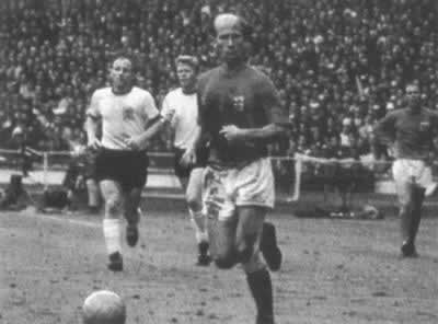 1966年7月30日,英格兰足球队在世界杯赛中获