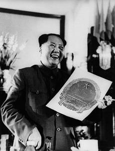 夙愿得偿，手持国徽图案的毛泽东不禁开怀大笑（1950年6月20日）候波摄