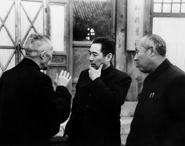 1955年周恩来，董必武在中南海颐年堂和宗教界人士吴跃宗交谈