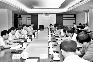 　日前，市财政局召开专门会议，贯彻实施《深圳市综合配套改革总体方案》，全面落实各项财政改革任务。