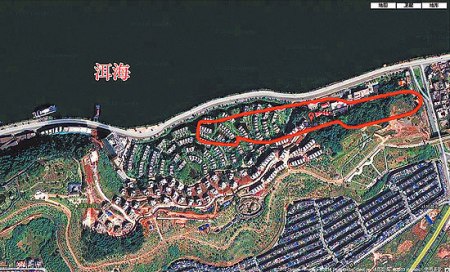 谷歌卫星地图,图中红线框内为情人湖原址,现已被填埋.从卫星图上可以看到,情人湖原址及其周边洱海公园的大片临湖区域,已经建成了较大规模的xx别墅区,附近还有一些尚在施工的工地.王伟制图