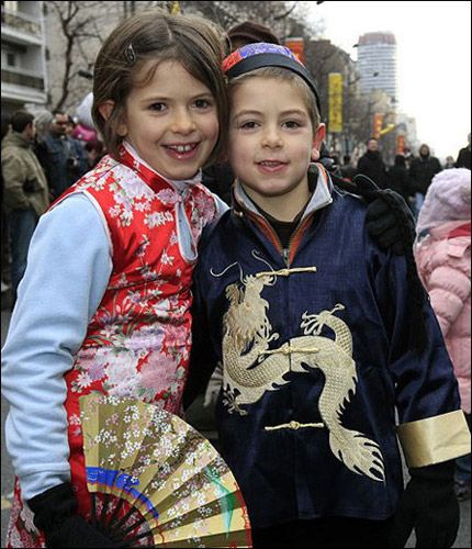 2009年春节期间,两名法国儿童身着中国传统服装在巴黎13区。 2009年春节期间,两名法国儿童身着中国传统服装在巴黎13区。