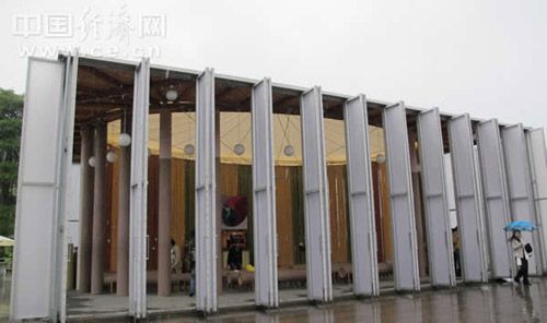 纸教堂正接受着雨水的考验。 纸教堂正接受着雨水的考验。