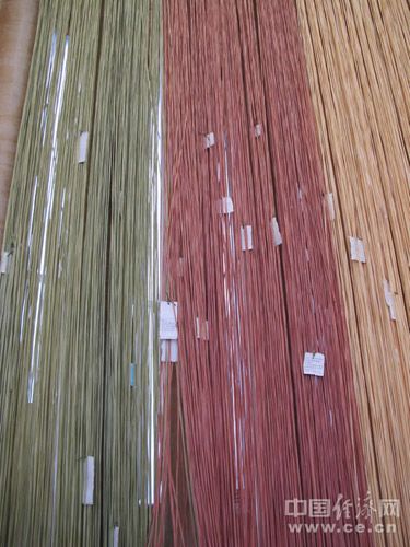 纸教堂飘逸的墙壁上写满了人们的美好祝福。 纸教堂飘逸的墙壁上写满了人们的美好祝福。