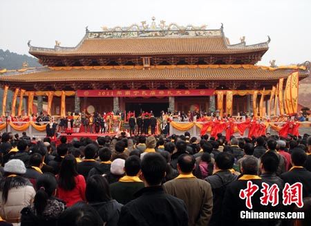 仪式集诗、乐、舞、礼为一体,由启户、恭迎曲阜尼山圣土圣水、合土、汇水、壅土、泽水、献馔、敬献花篮等内容组成。黄艳梅摄 仪式集诗、乐、舞、礼为一体,由启户、恭迎曲阜尼山圣土圣水、合土、汇水、壅土、泽水、献馔、敬献花篮等内容组成。黄艳梅摄