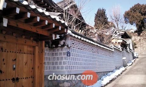 图为,韩国总统李明博在大选中获胜时住过的首尔北村韩屋。目前正在修整的这个韩屋5月份将变成可以体验韩国传统文化的高级旅馆。朝鲜日报记者 摄影 图为,韩国总统李明博在大选中获胜时住过的首尔北村韩屋。目前正在修整的这个韩屋5月份将变成可以体验韩国传统文化的高级旅馆。朝鲜日报记者 摄影