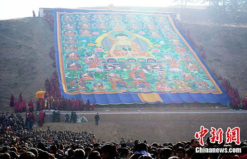 2月15日,有着300余年历史的甘肃拉卜楞寺举行了一年一度的正月十三晒佛节,今年展出的是西方极乐世界佛——阿米塔巴佛祖。中新社发 马兆龙 摄 2月15日,有着300余年历史的甘肃拉卜楞寺举行了一年一度的正月十三晒佛节,今年展出的是西方极乐世界佛——阿米塔巴佛祖。中新社发 马兆龙 摄