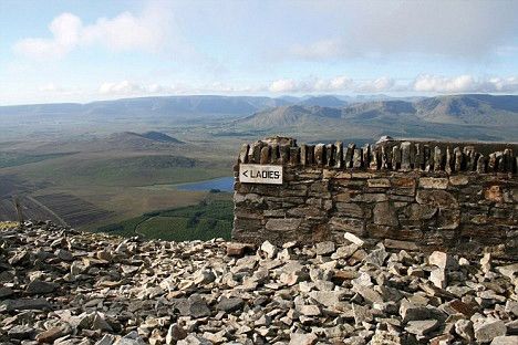 爱尔兰的Croagh Patrick,海拔2501英尺Co Mayo村 爱尔兰的Croagh Patrick,海拔2501英尺Co Mayo村