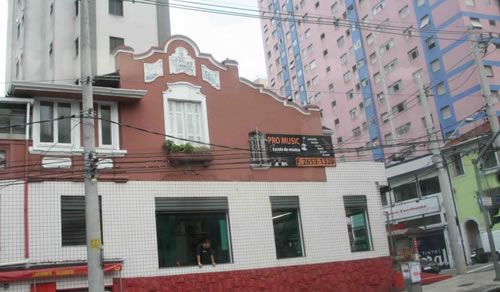 从机场到市区途中,满目是破旧的街区,新建筑鲜少。 从机场到市区途中,满目是破旧的街区,新建筑鲜少。