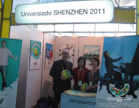 FISU国际新闻委员会主席Leonz Eder(左一)在深圳展台前合影 FISU国际新闻委员会主席Leonz Eder(左一)在深圳展台前合影