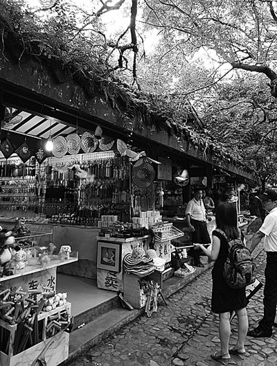在福建武夷山某景区旅游商店,几位游客正在挑选旅游纪念品。遗憾的是在琳琅满目的旅游商品中,真正富有当地特色的旅游纪念品却难以寻觅。本报记者顾阳摄 在福建武夷山某景区旅游商店,几位游客正在挑选旅游纪念品。遗憾的是在琳琅满目的旅游商品中,真正富有当地特色的旅游纪念品却难以寻觅。本报记者顾阳摄
