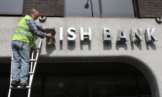 ͼΪ420գһڲ³(Anglo Irish Bank Corp)ܲ¥ǰıơ