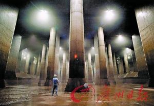 东京地下排水系统建成于2006年,堪称牢固、先进,由一连串混凝土立坑构成,地下河深达60米。 东京地下排水系统建成于2006年,堪称牢固、先进,由一连串混凝土立坑构成,地下河深达60米。