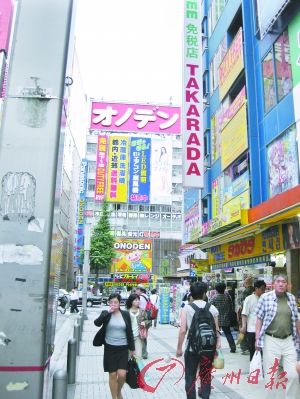 繁华热闹的东京街头。 繁华热闹的东京街头。