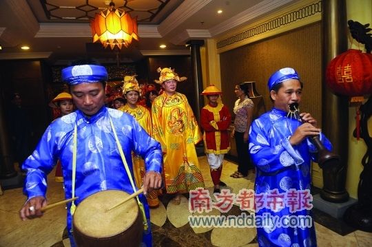 游客们身穿越南传统皇家服饰享用“皇帝餐”。游客们身穿越南传统皇家服饰享用“皇帝餐”。 游客们身穿越南传统皇家服饰享用“皇帝餐”。游客们身穿越南传统皇家服饰享用“皇帝餐”。