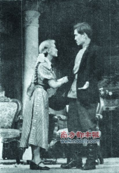 库里涅夫导演的人艺版《耶戈尔·布里乔夫和其他的人们》剧照。资料图片 库里涅夫导演的人艺版《耶戈尔·布里乔夫和其他的人们》剧照。资料图片