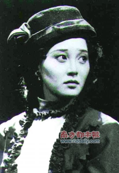1991年,叶甫列莫夫导演的人艺版《海鸥》里,陈小艺(上)饰演玛莎,徐帆饰演妮娜。 资料图片 1991年,叶甫列莫夫导演的人艺版《海鸥》里,陈小艺(上)饰演玛莎,徐帆饰演妮娜。 资料图片