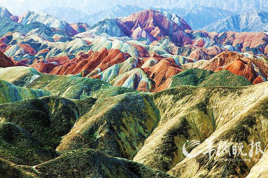 张掖丹霞地质公园内色彩斑斓的丹霞地貌群(东方IC供图) 张掖丹霞地质公园内色彩斑斓的丹霞地貌群(东方IC供图)