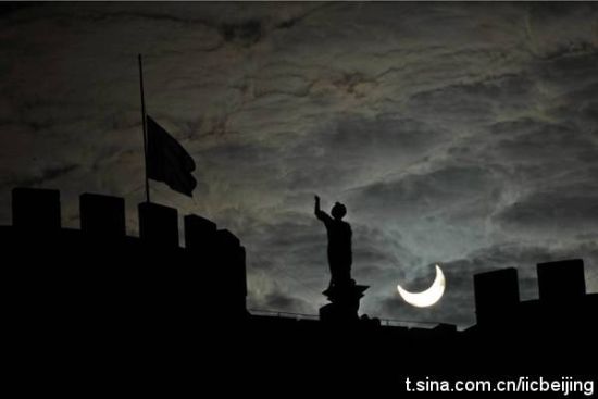 月亮半遮住太阳,1月4日拍摄于那不勒斯。图片来自安莎社 月亮半遮住太阳,1月4日拍摄于那不勒斯。图片来自安莎社