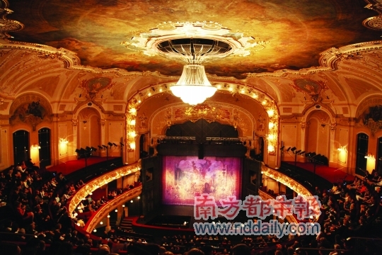 看一场歌剧表演。 看一场歌剧表演。