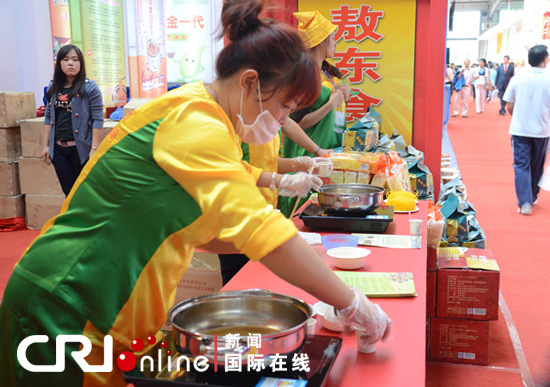 东北亚博览会场馆内现场制作食品(蒋习 摄影) 东北亚博览会场馆内现场制作食品(蒋习 摄影)
