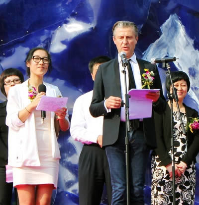 UCCA执行馆长桑斯台上发言 UCCA执行馆长桑斯台上发言