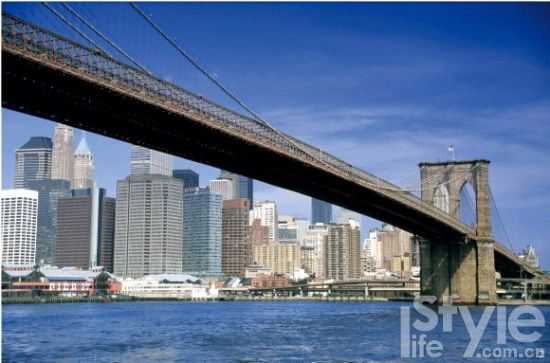 2. 布鲁克林大桥(Brooklyn Bridge)连接着布鲁克林区和曼哈 顿岛,每年7 月4 日美国独立纪念日在此放烟火。 2. 布鲁克林大桥(Brooklyn Bridge)连接着布鲁克林区和曼哈 顿岛,每年7 月4 日美国独立纪念日在此放烟火。