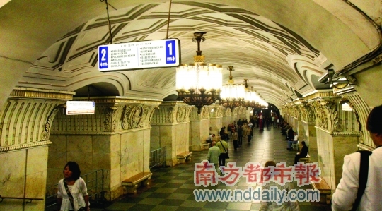 说实话,我真忘了这个车站的名称。由于历经了苏联以及后苏联时期的各种动荡,这些车站从建设至今,许多都已经不是当初建成时候的名字了,从车站名字的变更可以窥见社会的变更。文、图:唐好甜 说实话,我真忘了这个车站的名称。由于历经了苏联以及后苏联时期的各种动荡,这些车站从建设至今,许多都已经不是当初建成时候的名字了,从车站名字的变更可以窥见社会的变更。文、图:唐好甜