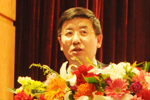 辽宁大学常务副校长黄泰岩主持论坛