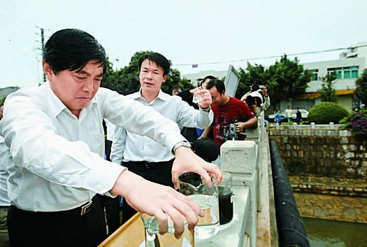 2010年7月1日 云南省省委常委、昆明市市委书记仇和带领市委四套班子到昆明第四污水厂视察 2010年7月1日 云南省省委常委、昆明市市委书记仇和带领市委四套班子到昆明第四污水厂视察