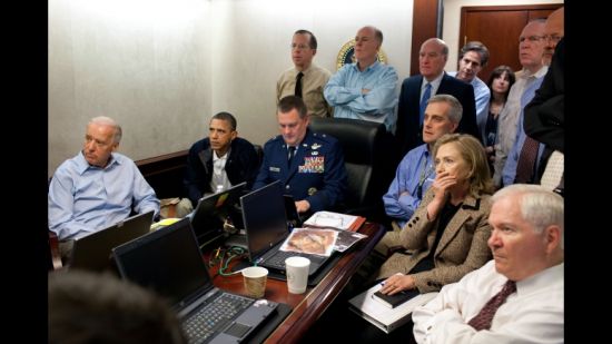  2011年5月1日：这张照片显示的是奥巴马总统、副总统拜登和国家安全团队正在实时监控针对本-拉登(Osama bin Laden)的任务。照片中坐着的人从左到右依次是：拜登、奥巴马、韦伯准将、国家安全副顾问丹尼斯-麦克唐纳(denis mcdonough)、国务卿希拉里-罗德汉姆-克林顿(Hillary Rodham Clinton)、以及时任国防部长的罗伯特-盖茨(Robert Gates)。站立者从左到右依次是：时任参谋长联席会议主席的海军上将麦克-马伦(Mike Mullen)、国家安全顾问汤姆-多尼伦(Tom Donilon)、白宫幕僚长比尔-戴利(Bill Daley)、副总统的国家安全顾问托尼-布林肯(Tony Blinken)、反恐主任安德里-托马森(Audrey Tomason)、奥巴马总统的国土安全和反恐顾问约翰-布兰南(John Brennan)、国家情报局局长詹姆斯-克拉珀(James Clapper)。需要指出的是，国务卿克林顿面前的一份保密文件已经做过了模糊处理。