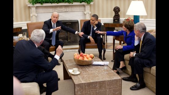 2011年11月1日：通常情况下，会议中最适合拍照的时刻是在会议召开前后与会者都坐定之时。但在这一次奥巴马总统与副总统白拜登和众议院民主党领导人的会面中，毗邻奥巴马的两人作出的手势十分有趣。