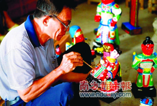美孝村的村民在给祠堂的神像着色 美孝村的村民在给祠堂的神像着色