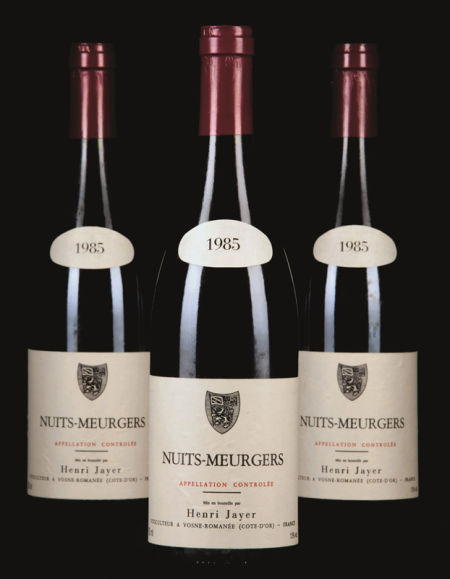 拍品编号8 Nuits-St.-Georges Premier Cru 「Meurgers」1985年 12瓶 估价： 港币220,000 - 280,000 宏伟、奔放，芬芳完全打开，其下埋伏着浓郁 、陈年的黑皮诺 香气。强健而又活力，香气丰富，複杂性令人歎为观止，结尾漂亮而绵长。然而，天鹅绒般柔滑的质感已经开始发展，就算不是全部，也很大程度上柔化了结构。容易入口，但是很有陈年潜力，再过十年喝也完全不是问题。多次品尝，结论一致。2004年1月1日，ALLEN MEADOWS