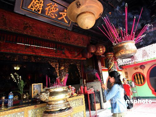 资料图: 在庙宇众多的印尼,以中华传统文化为核心的融道教、佛教、孔教为一体的庙宇,成为数代离乡离土华人的精神家园和社会交际、沟通合作的场所。在当地华人长期不能参军、参政的社会背景下,华人一方面积极融入印尼本土文化,另一方面在久远的祖乡文化中寻找精神的支撑和平衡,这对于上了年纪的华人尤为重要。图为华人后裔在雅加达丹格朗市著名的文德庙烧香。 资料图: 在庙宇众多的印尼,以中华传统文化为核心的融道教、佛教、孔教为一体的庙宇,成为数代离乡离土华人的精神家园和社会交际、沟通合作的场所。在当地华人长期不能参军、参政的社会背景下,华人一方面积极融入印尼本土文化,另一方面在久远的祖乡文化中寻找精神的支撑和平衡,这对于上了年纪的华人尤为重要。图为华人后裔在雅加达丹格朗市著名的文德庙烧香。