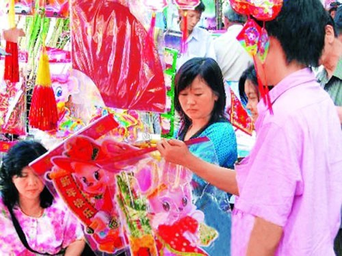 资料图:缅甸华侨在仰光的唐人街上挑选年画。 资料图:缅甸华侨在仰光的唐人街上挑选年画。
