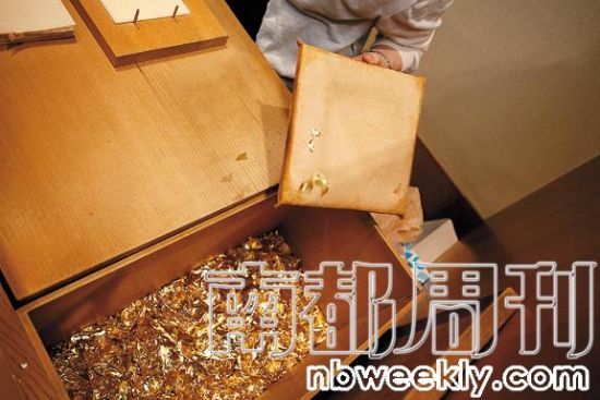 在招待尊贵客人时,日本人喜欢在餐饮中添加金箔。 在招待尊贵客人时,日本人喜欢在餐饮中添加金箔。